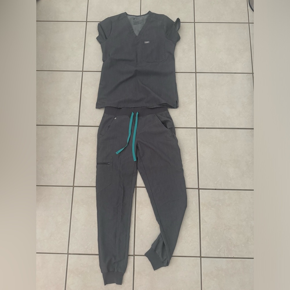 Figs Graphite scrub set